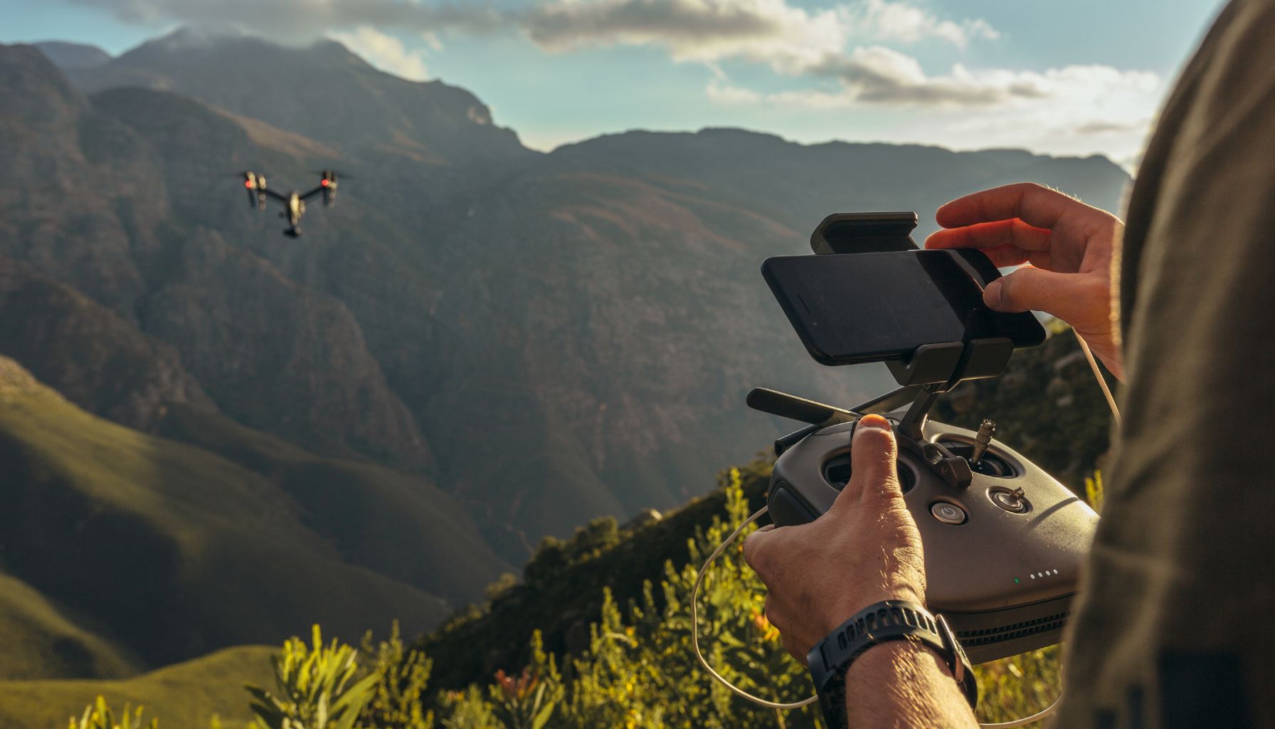 Drone survolant un paysage pour filmer